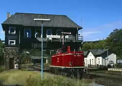 212 023 noch einmal in der alten Heimat - vor dem Stellwerk in Br�gge posiert sie im Rahmen einer Sonderfahrt K�ln - Hagen - Neuenrade am 27.09.1998.