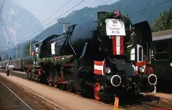 Festlich geschmückt präsentiert sich die 52.7593 anlässlich des 100-jährigen Jubiläums der Ennstalbahn am 15.08.1975 in Stainach-Irdning.