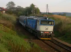 CD 750 708-0 mit einem Schnellzug aus Prag nach Rakovnik auf dem Bahnstation Kačice am 8.10.2013.