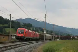 1016 025 und eine weitere Taurus mit einem G�terzug in die Richtung W�rgl bei Brixen im Thale am 24-7-2013.
