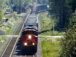 CN 8938 und 2438 ziehen am 02.09.2013 einen G�terzug nordw�rts zwischen Kamloops und Valemount.