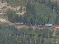 Canadian National 9841 und 6793 ziehen einen G�terzug am 03.09.2013 bei Jasper in Richtung Westen.
