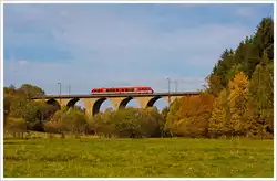 Ein Alstom Coradia LINT 41 (Dieseltriebwagen BR 648) der DreiL�nderBahn f�hrt am 19.10.2013 als RB 95 (Au/Sieg-Siegen-Dillenburg) �ber den Rudersdorfer Viadukt in Richtung Dillenburg, n�chster Halt
