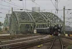 01 150 mit Sonderzug �berquert die Hohenzollernbr�cke in K�ln, Oktober 2013.