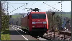 Schattenspiele,die 152 058-4 bei der Durchfahrt am Eilendorfer Haltepunkt.