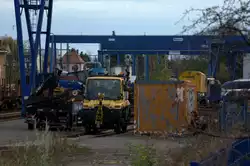 Fr�her wurden hier, in Leipzig Engelsdorf auch Container umgeladen, jetzte stehen die gro�en blauen Portalkrane still, eine Gleisbaufirma nutzt des Gel�nde.