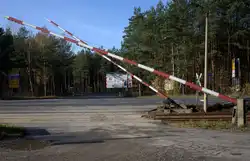 Selbst die Festbrennweite reicht nicht aus, um den breiten Bahn�bergang in Ottendorf Okrilla Nord voll aufs Bild zu bannen.