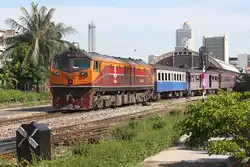 GEA 4548 (Co'Co', de, General Electric, Bj.1995) verl�sst am 28.Mai 2013 mit dem RAP 169 nach Yala den bangkoker Bf.