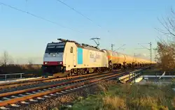 Die E186 240 der Rurtalbahn kommt mit einem GATX-Tankwagenzug über die Kbs gen Neuss am Freitag den 20.12.2013