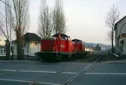 232 309 und Schwesterlok im Februar 2002 in Lendringsen zur Abholung eines Kalkzuges.