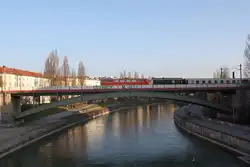 2050.09 am 25.01.2014 mit dem SLP 14316 auf der mittels L�rmschutz verunstalteten Donaukanalbr�cke.