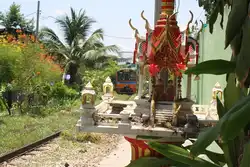 NKF 1211 als erstes Fahrzeug des ORD 4343 (Wongwian Yai - Mahachai) am 01.Juni 2013 kurz vor der EK mit der Thanon Wutthakat.