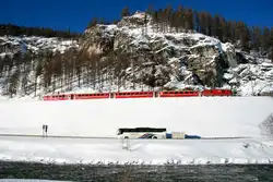 Ein Regionalzug nach Scoul im Inntal bei Madulain; 26.01.2014