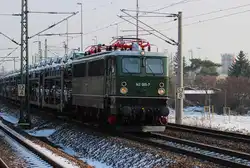 Lokportrait von der 142 001-7 (MTEG), sie kommt am 30.01.2014 mit einem Ganzzug tschechische Automobile aus Bad Schandau durch Dresden Reick gefahren.