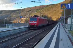 Am Spätnachmittag des 17.2.2014 kommt durch Zwingenberg die 185 026-2 mit einem Autotransporterleerzug für AUDI in Neckarsulm gefahren.