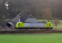 Mitzieher (Panning) von Alphatrains/Crossrail 145-Cl 031/145 103-8 im Morgendunst des 21.2.2014.