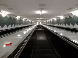 Hamburg am 7.7.2013: Linie U 2, Rolltreppe (abwärts) in der Station MESSEHALLEN: Über diese Rolltreppe mit 22 m Förderhöhe gelangt man auf den 26 m unter Geländeniveau