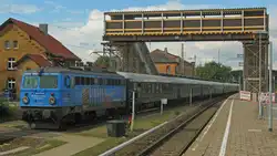 Nach der Arbeit in Königs Wusterhausen aus der S Bahn gestiegen, deren Ausfahrt abgewartet und schon kam die 1042 520 mit ihrem Classic Courier nach Südpolen unter der 'Asthma'-Brücke