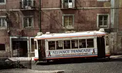 Straßenbahn Lissabon: Tw 712, hier im April 1984 in der Altstadt unterwegs, gehört zu den zwischen 1925 und 1940 in der Hauptwerkstatt Santo Amaro gebauten Standardwagen.