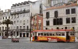Straßenbahn Lissabon: Neben zahlreichen Zweiachsern baute die Hauptwerkstatt Santo Amaro auch zehn Vierachser auf Drehgestellen ausgemusteter Brill-Tw, die erstmals geschlossene Plattformen