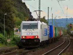 186 237 von LTE mit einem Containerzug am Haken bei der Durchfahrt in Rheinbrohl auf der rechten  Rheinseite am 19.09.2014 Richtung Norden.