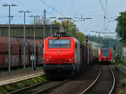 E37 517 zieht am 19.09.2014 einen leeren Stahlbrammenzug auf der rechten Rheinstrecke durch Rheinbrohl Richtung Süden.