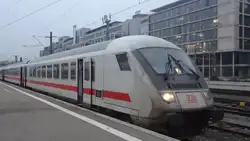 Dieser Bpmbdzf 296.1, eingereiht in den IC2216, hat noch etwas Zeit, bis er von der Schublok 101 003 nach Greifswald geschoben wird.