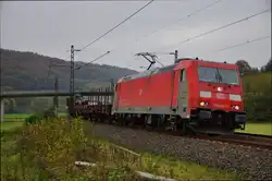 185 403-3 ist am 28.10.14 mit einen gemischten Güterzug bei Hermannspiegel unterwegs.