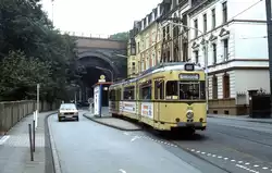 Tw 3830, ebenfalls ein ex-Dortmunder, ist 1984 auf der Schönebecker Straße vom Klinikum Barmen nach Langerfeld unterwegs, im Hintergrund ein Viadukt der Wuppertaler Nordbahn, die inzwischen
