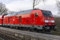 Mit einem Flickenteppich aus Lüftergittern und Wartungsöffnungen in den Seitenwänden und dem diskordant hinter dem Führerhaus erhöhten Dach ist 