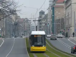 Straßenbahn in der Invalidenstraße auf dem Weg in Richtung Berlin Hauptbahnof und weiter nach Moabit.