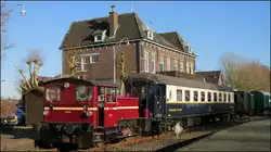 Die Köf Spaniol (323-3) wartet mit dem Pullman Waggon auf die Ankunft des Weihnachsexpress aus Valkenburg am Bahnhof der ZLSM in Simpelveld (NL).