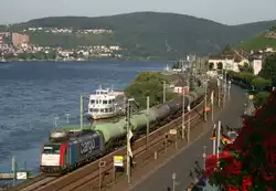SBB 186 181 mit DGS 86357 (Holthausen [Ems]–Stuttgart Hafen) am 12.07.2011 in R�desheim (Rhein)