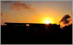 Kurz vor Erreichen des Ziels bildet der Sonnenuntergang über der Hauptstadt Asmara eine goldene Kulisse.