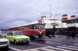 HHGB (Helsingør-Hornbæk-Gilleleje-Banen, auch Hornbækbanen genannt) im August 1976: Ein Triebzug bestehend aus einem Triebwagen Ym (hinten) und einem Steuerwagen Ys) fährt in der