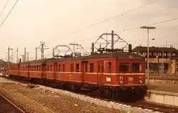 Im Mai 1978 verläßt 465 005-7 den Stuttgarter Hauptbahnhof, im Hintergrund eines der beiden charakteristischen Reiterstellwerke