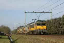 1743 und DD-AR 7338 mit Regionalzug 9631 Nijmegen-Deurne bei Deurne am 25-2-2015.