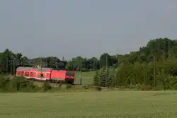 RE 3 in gedrehter Form mit 143 126 ziehend nach Hof.