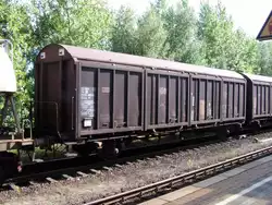 Sieht aus wie ein Einzelwagen, ist aber ein kurzgekuppeltes Pärchen: Hirrs 007 von Green-Cargo mit der Nummer 23 RIV 74 GC 2921 487-5.