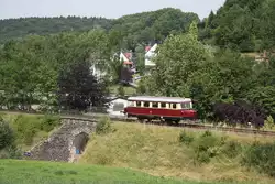 Bei Volkringhausen ist der T 2 (Wismarer Schienenbus) aus BO-Dahlhausen unterwegs (04.07.2015)