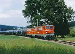 TPF/GFM: Schwerer Kesselwagenzug vor Courtepin mit Doppeltraktion Ae 4/4 191 und Ae 4/4 192 ehemals DDR im August 1996.