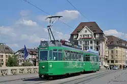 Be 4/4 465 zusammen mit dem B 1472 S auf der Linie 15 überquert die Mittlere Rheinbrücke.
