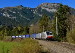 186 283 + 186 286 mit dem umgeleiteten DGS 41857 am 24.10.2015 bei Haus im Ennstal.