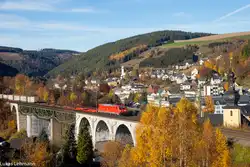 Eine 185 überquert das Viadukt in Ludwigsstadt mit ihrem Güterzug am 02.11.2015