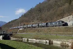 182 573 mit Güterzug bei Schlöglmühl am 24.11.2015.