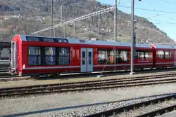 Die neuen Wagen für den Gliederzug der RhB sind in Landquart eingetroffen.Die Lok bespannten Züge sollen auf der Albulabahn eingesetzt werden.Ein Wagen besitzt ein spezielles Abteil für