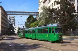 Basel Tw 639 und 644 rücken zur Verstärkung aus dem Depot Wiesenplatz aus, Aufnahme in der Klybeckstraße, 17.06.2015.
