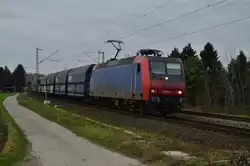 Einen Kohlewagenzug am Haken kommt die 145 088-1 bei Kaarst Broicherseite gen Neuss gefahren am Abend des 19.12.2015   Ups, habe gerade bemerkt das es mein 5000stes ist.