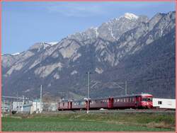 Regionalzug bei Chur West mit Montalin 2266m/�.M.