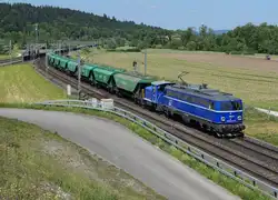 JAHRESRÜCKBLICK 2015  von Walter Ruetsch  DAS BESONDERE BILD  WRS: Die Ae 1042 041 mit einem Getreidezug und dem Tm 232 286 bei Langenthal am 18.